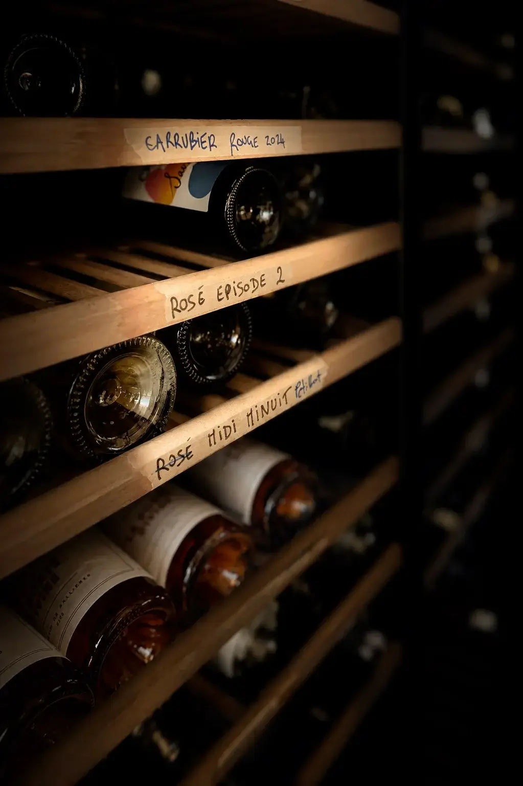 Cave à vins naturels du Canevas, bouteilles aux étiquettes manuscrites