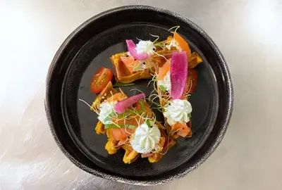 plat gastronomique, gaufre garnie saumon et crème