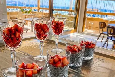 desserts aux fraises en verrine, ambiance lumineuse