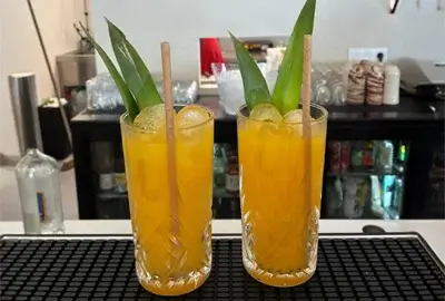 deux cocktails tropicaux au bar