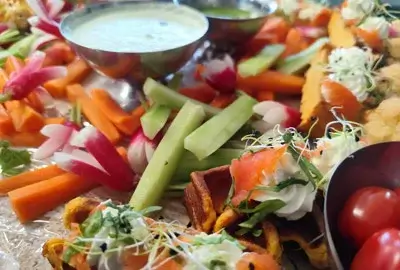 assiette de crudités et tapas colorés