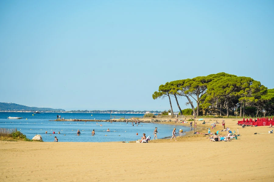 La plage Miramar se trouve dans le prolongement direct du front de mer.